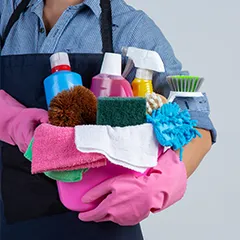 Produits de nettoyage, brosses, chiffons et gants regroupés.
