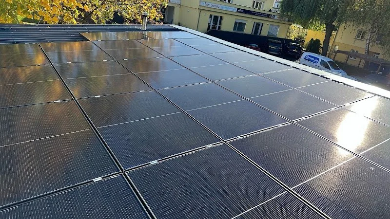 Photovoltaic panels on a flat roof, a Hausdéngscht installation