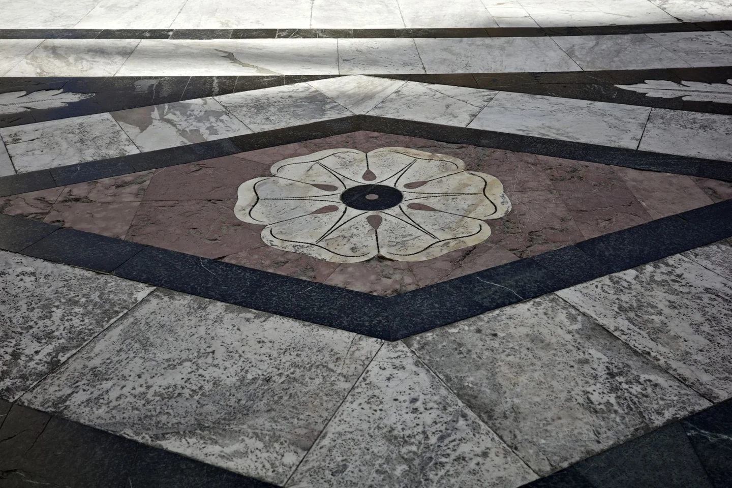 Marmorboden mit eingelegter Rosette (Symbolfoto)