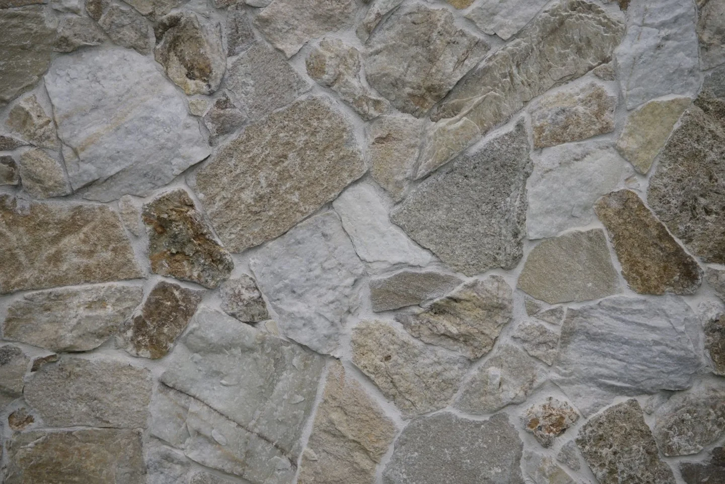 Natursteinverkleidung an einer Wand (Symbolfoto)