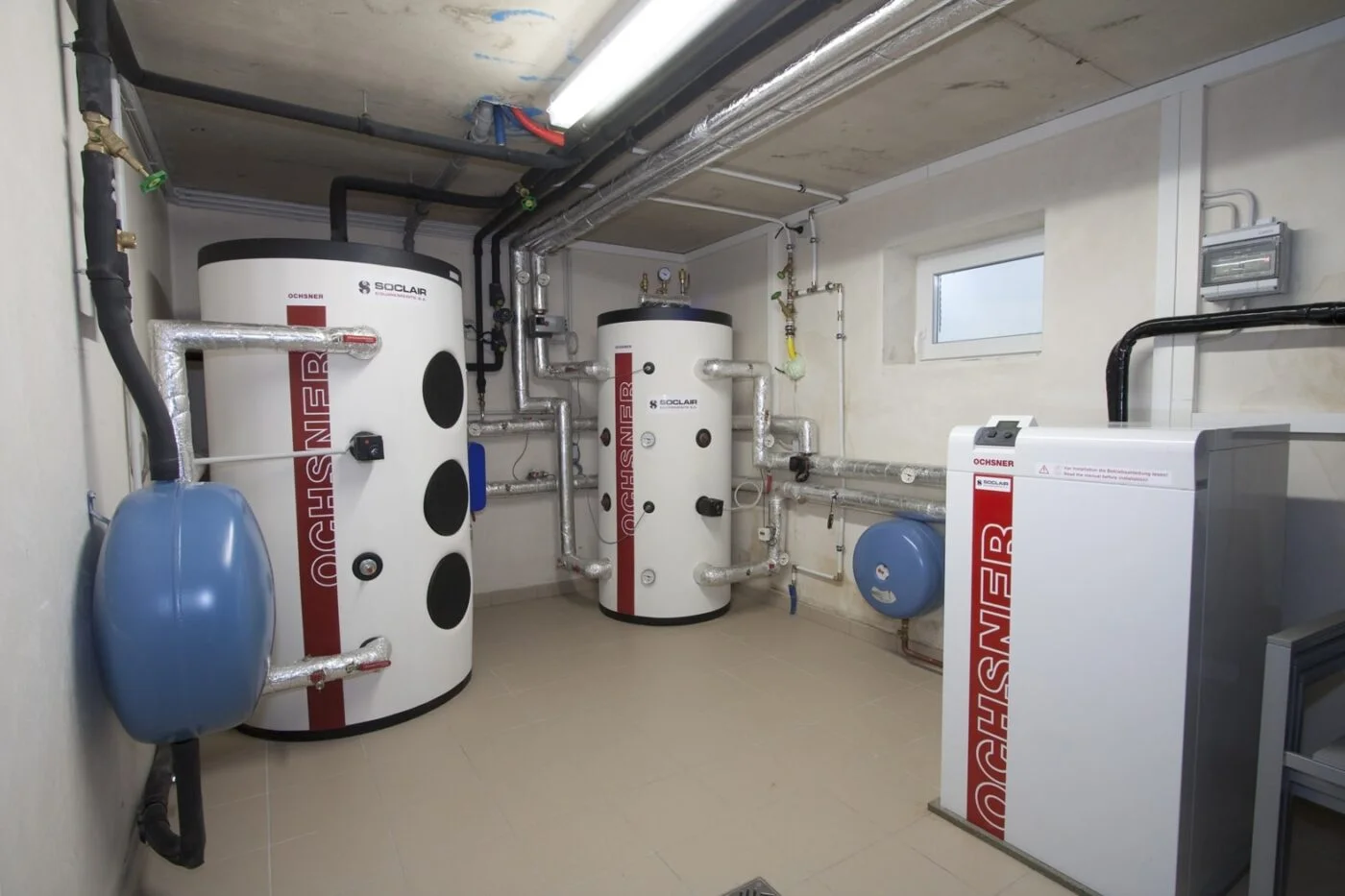 Heat pump with buffer and hot-water tanks in a private house