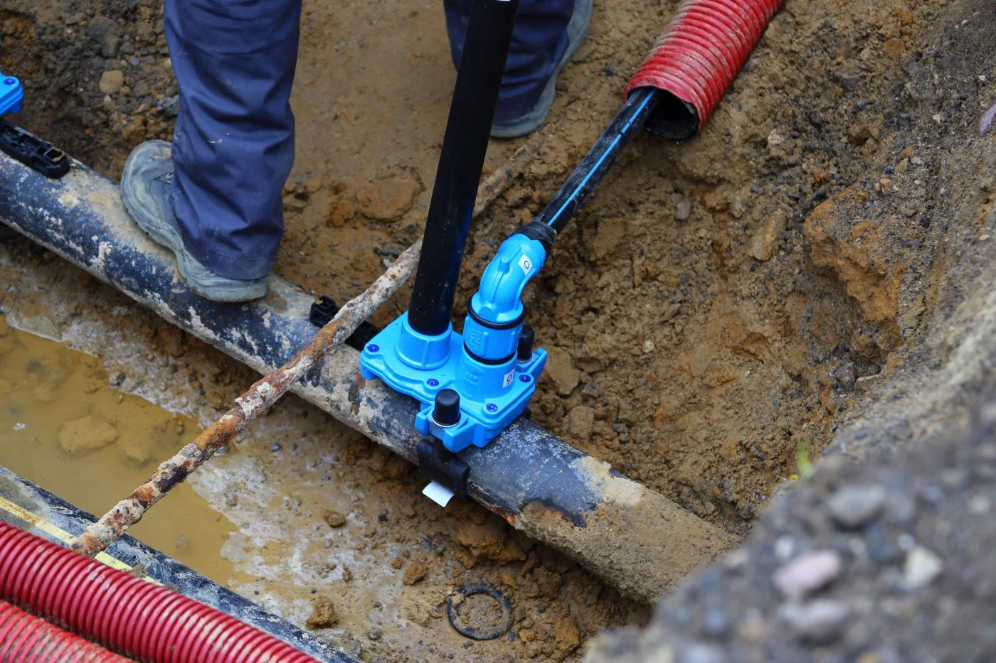 Water main being connected in an open trench in Filsdorf