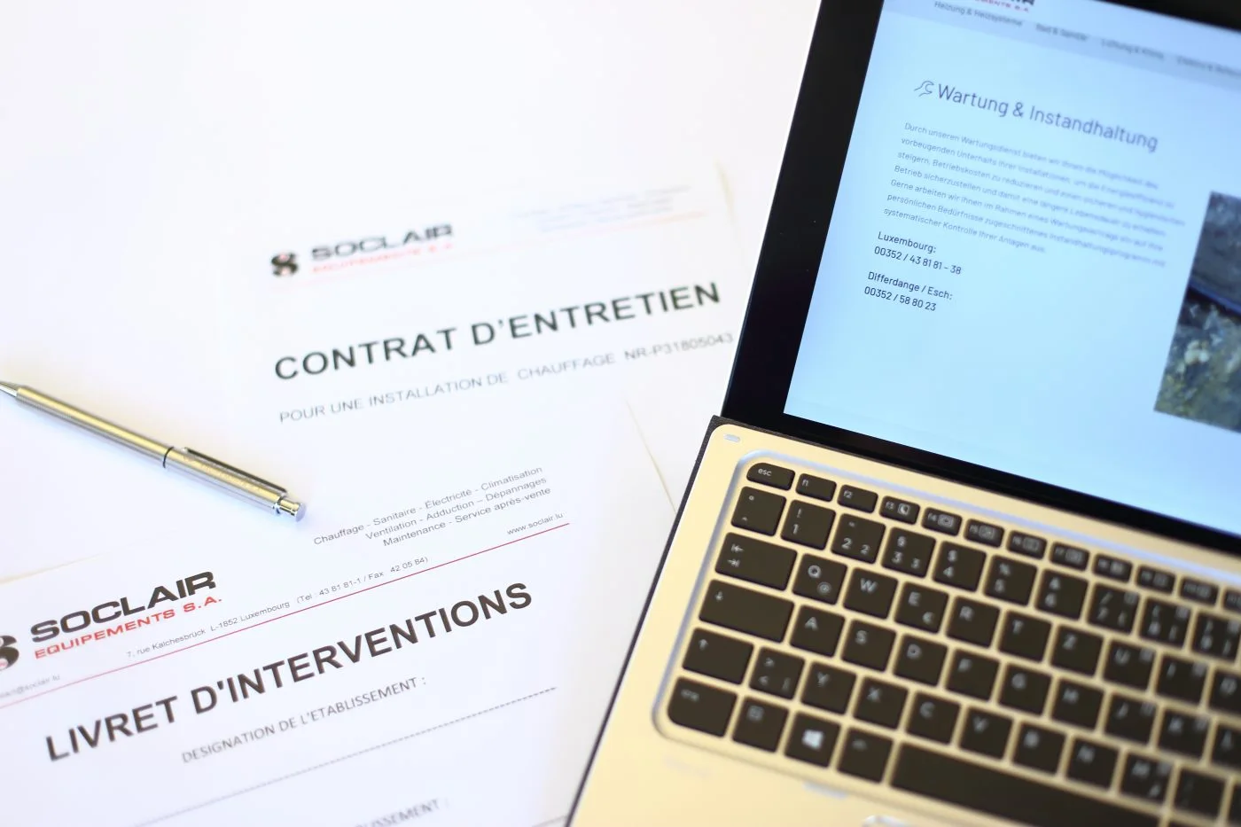 Maintenance contract and service log on the desk