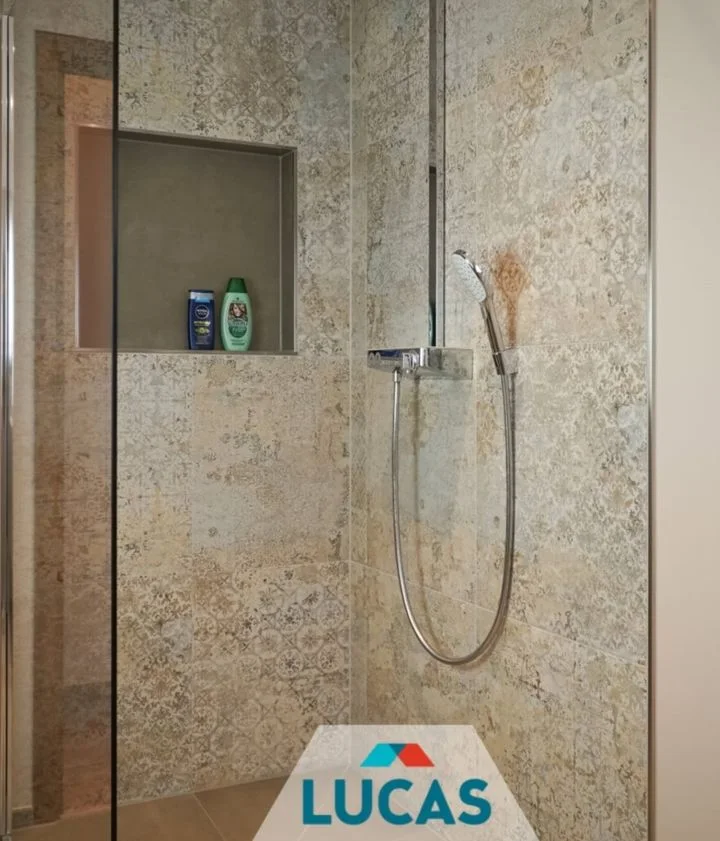 Shower niche in large-format tiles