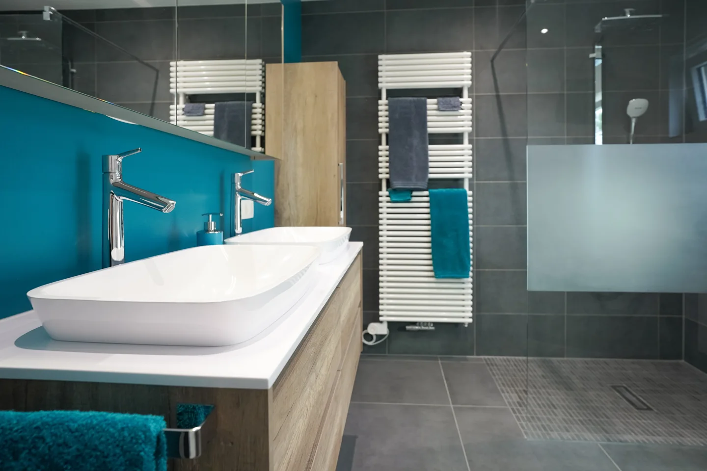 Bathroom with a blue wall, wall-hung basin and towel radiator