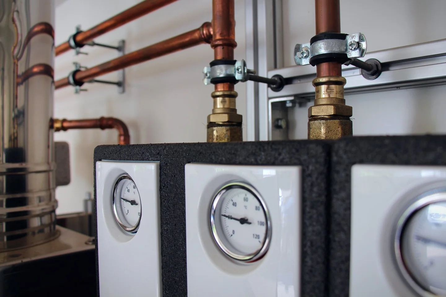 Insulated heating circuits with pressure gauges
