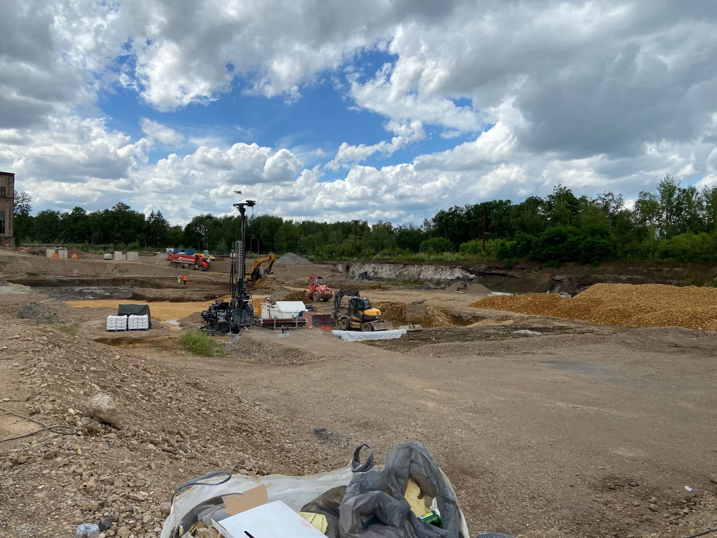 Geothermie-Bohrgerät auf der Baustelle Rout Lëns in Esch an der Alzette