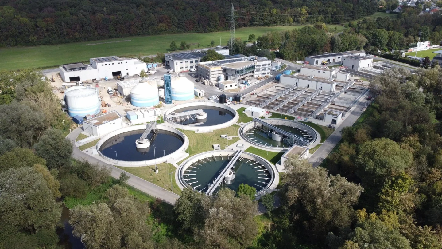 Absetzbecken der Kläranlage Pétange