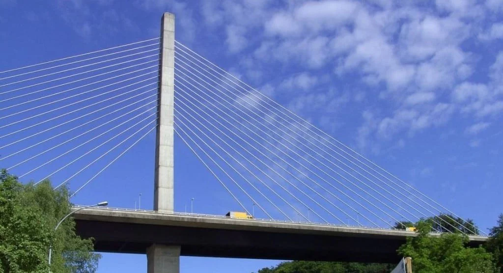 Schrägseilbrücke über die Alzette