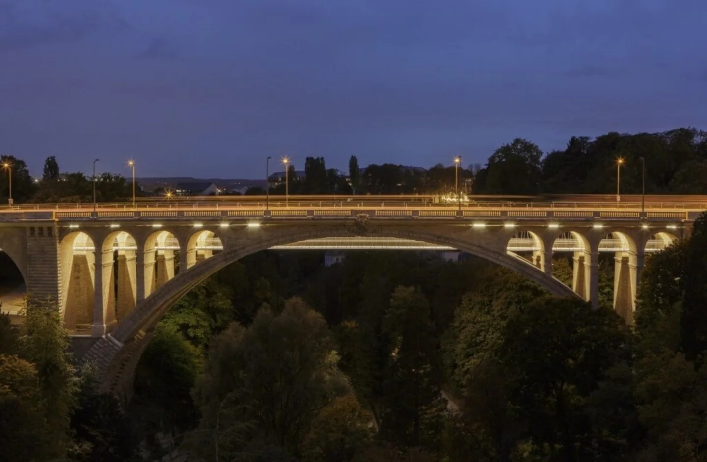 Die Adolphe-Brücke in Luxemburg-Stadt bei Nacht, aus dem Google-Eintrag des Unternehmens
