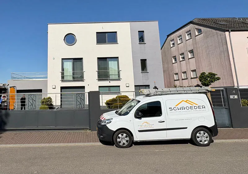 Véhicule de service marqué garé dans une rue résidentielle.