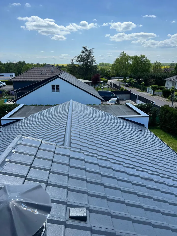 Vue rapprochée d’une toiture métallique récemment achevée.