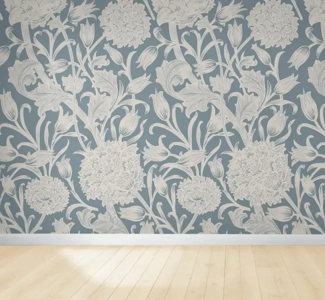Blumentapete über einem hellen Holzboden.