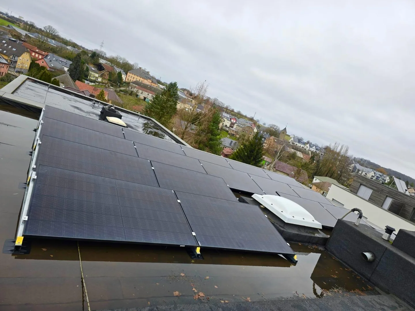 Photovoltaic array on a flat roof