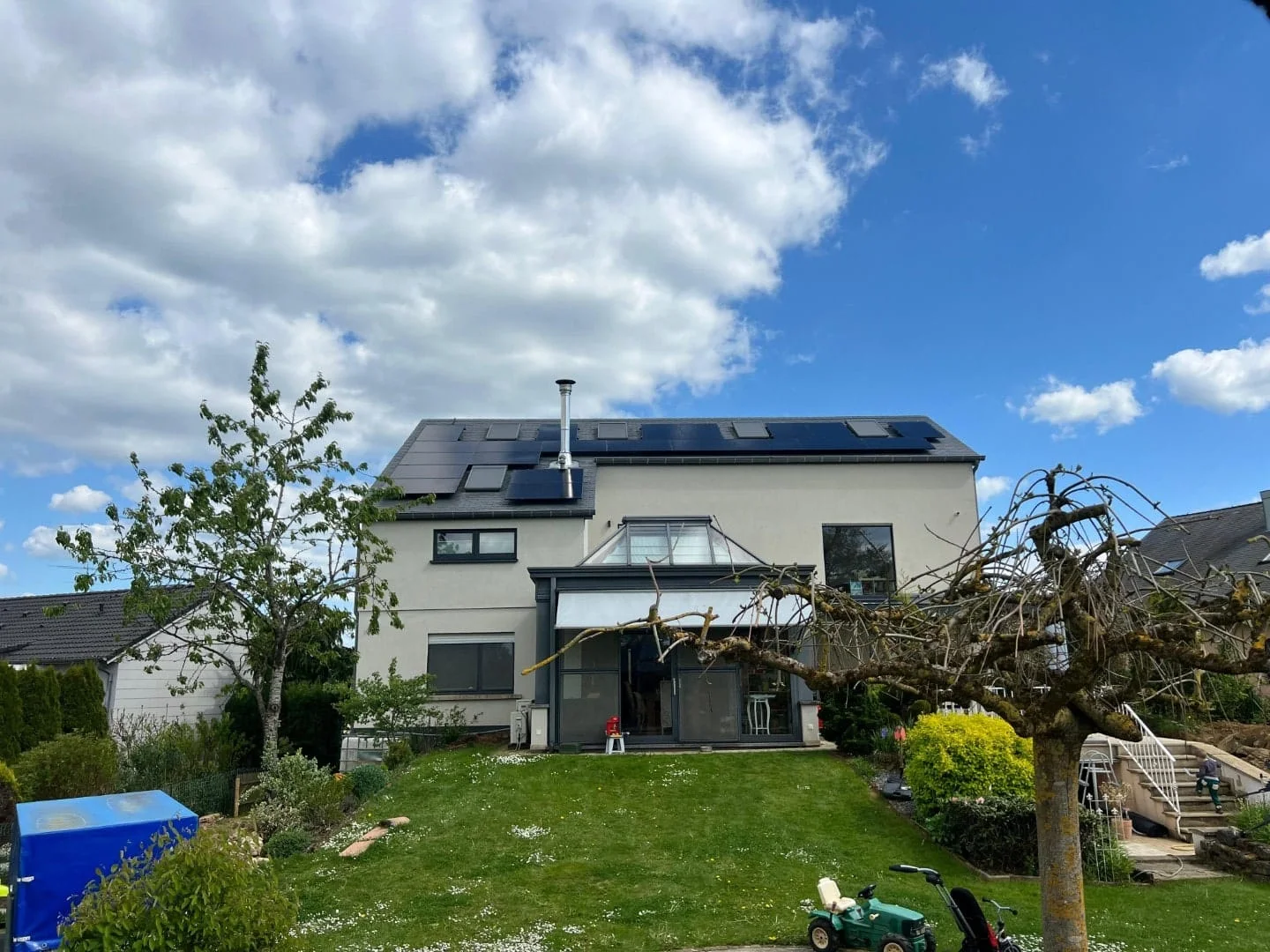 Installation on a house roof seen from the garden