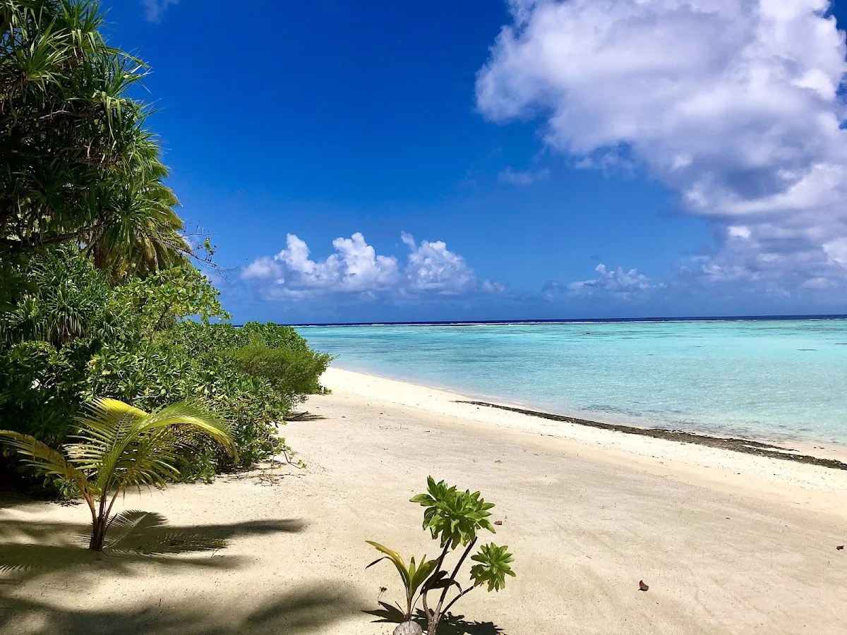 Weißer Sandstrand und türkisfarbene Lagune bei einem Aufenthalt auf einer tropischen Insel