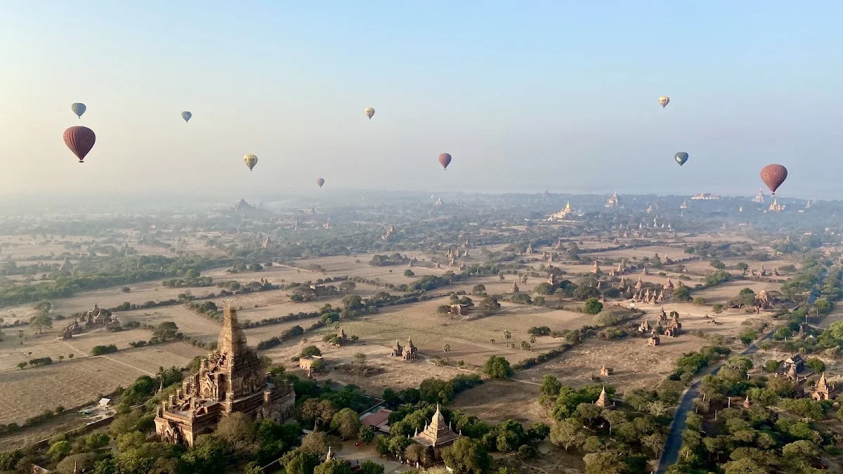 Ballons über den Tempeln und Feldern von Bagan
