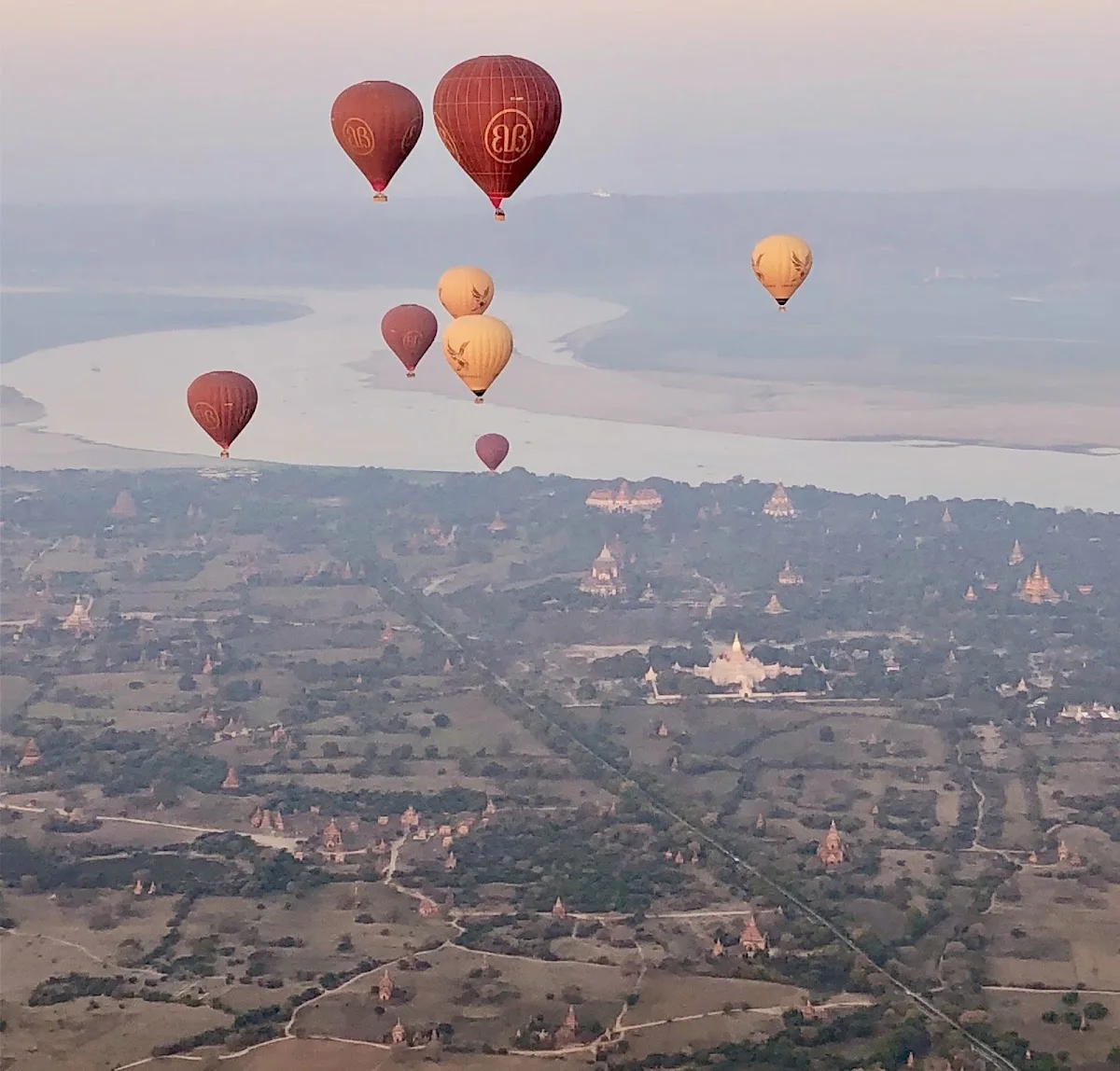 Heißluftballons bei Sonnenaufgang über der Tempelebene von Bagan, Myanmar