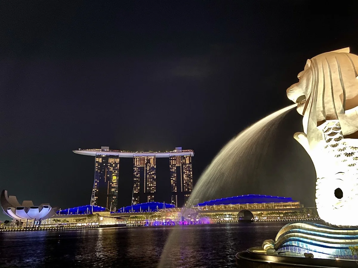 Marina Bay Sands und der Merlion in Singapur bei Nacht