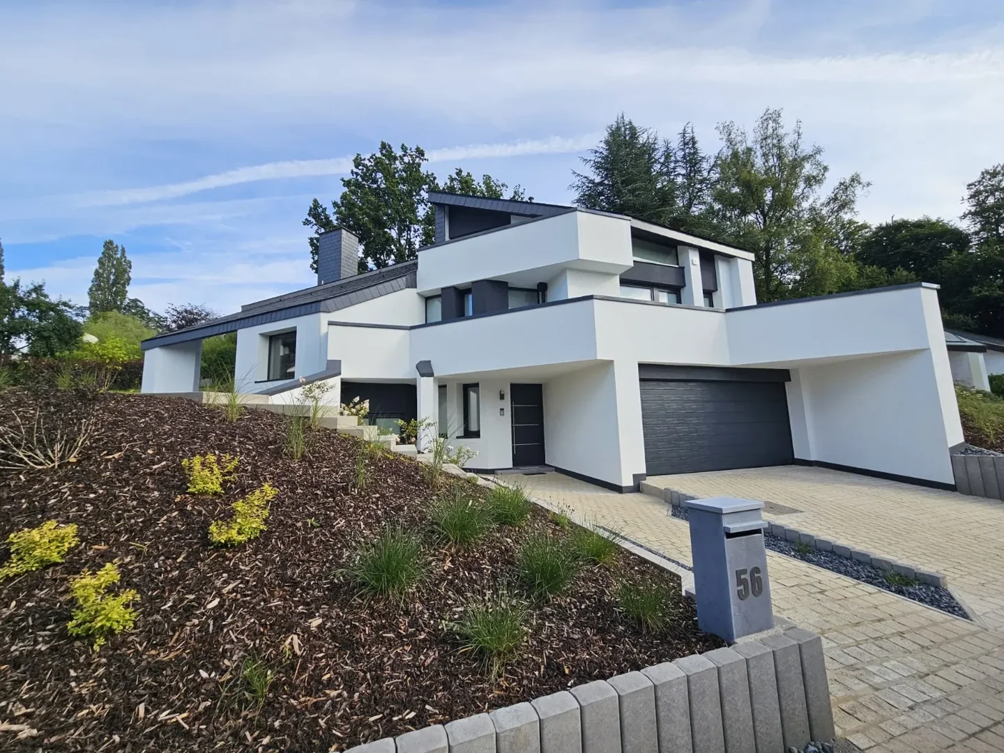 Modernt Haus mat ugebauter Garage
