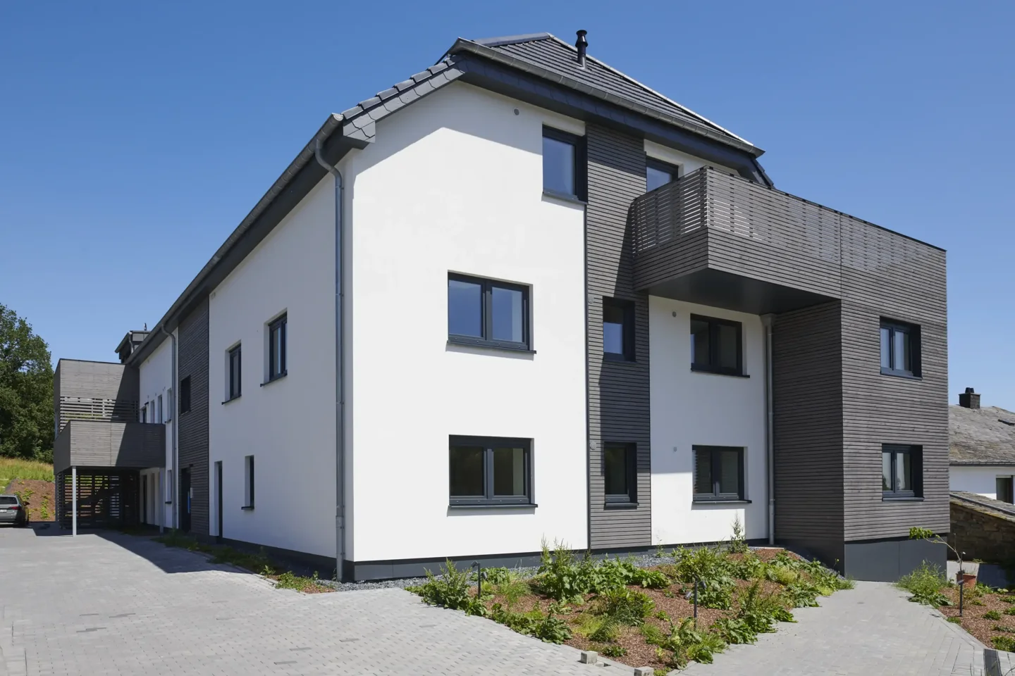 Tomberg Terrassen in Rodt: altes Bauernhaus mit neuer Isolierfassade und Mineralputz