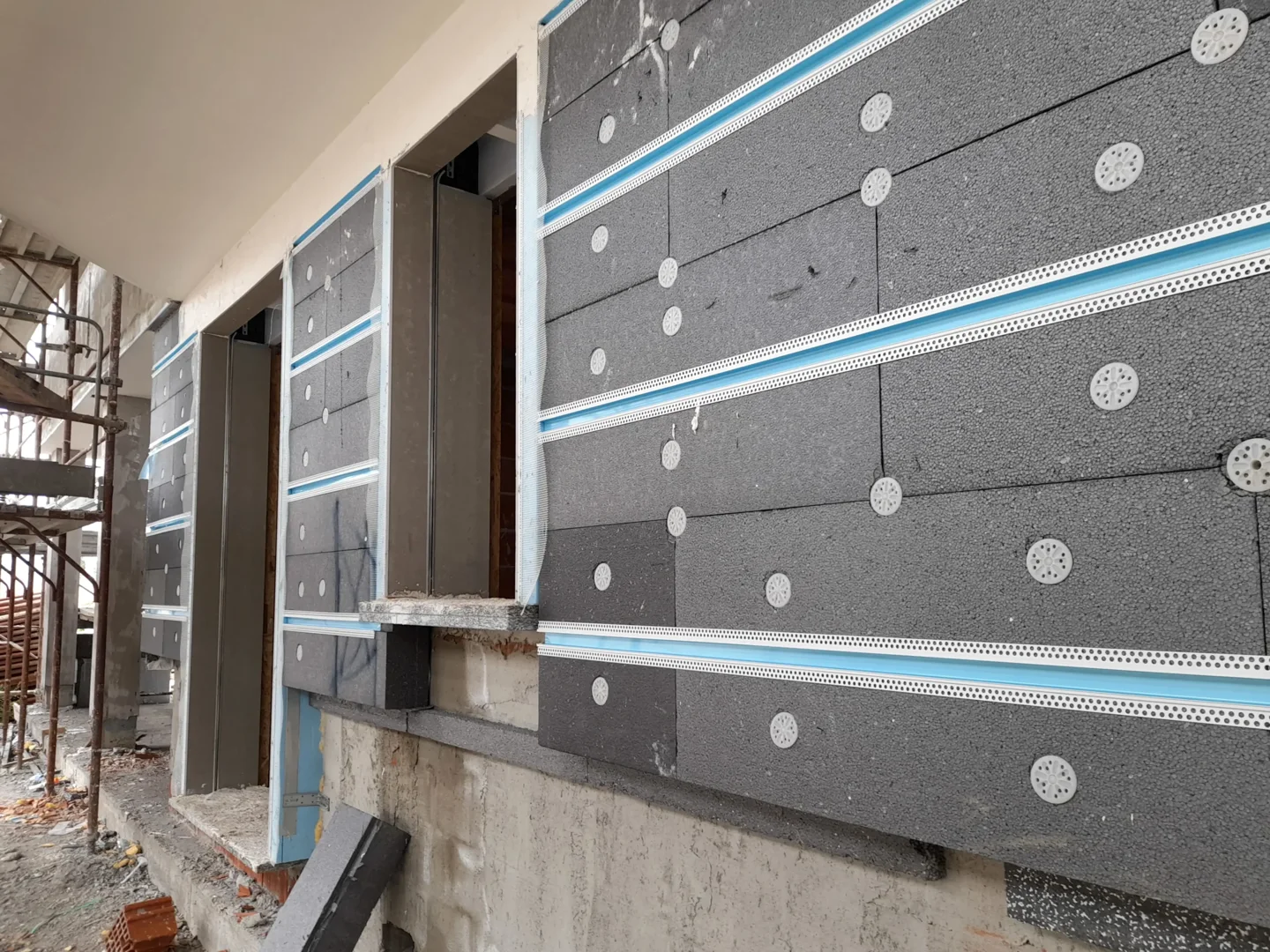 Dämmplatten an einer Fassade vor der Armierungsschicht