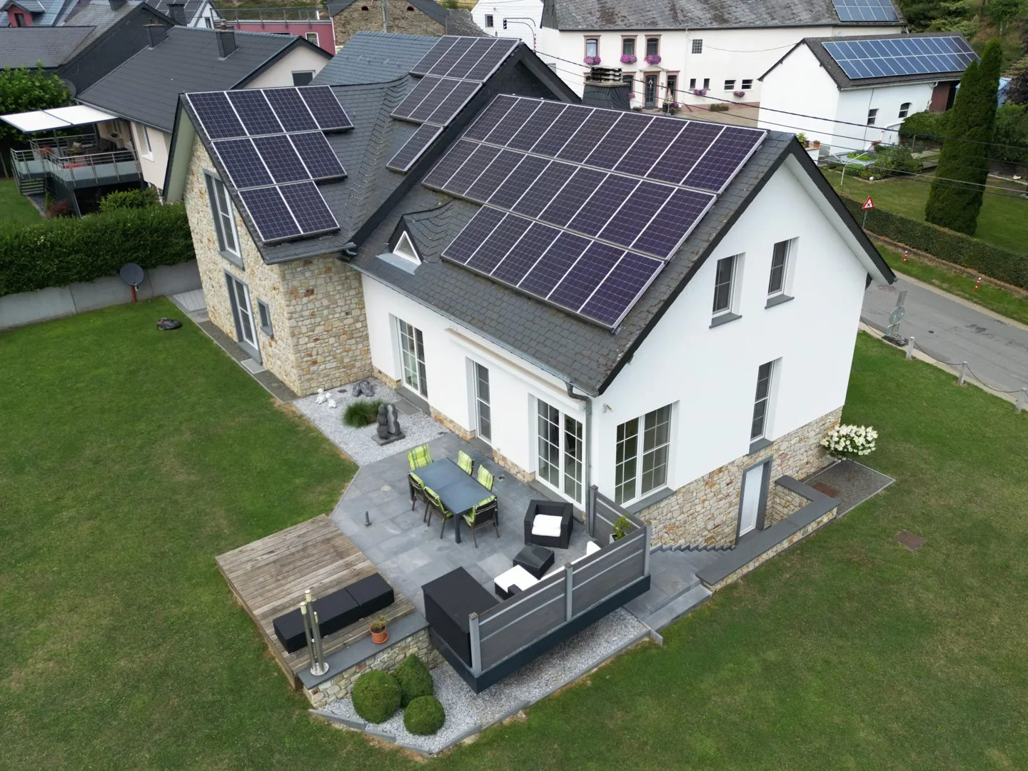 Einfamilienhaus von oben, Fassade mit Lotuseffektfarbe auf Mineralputz