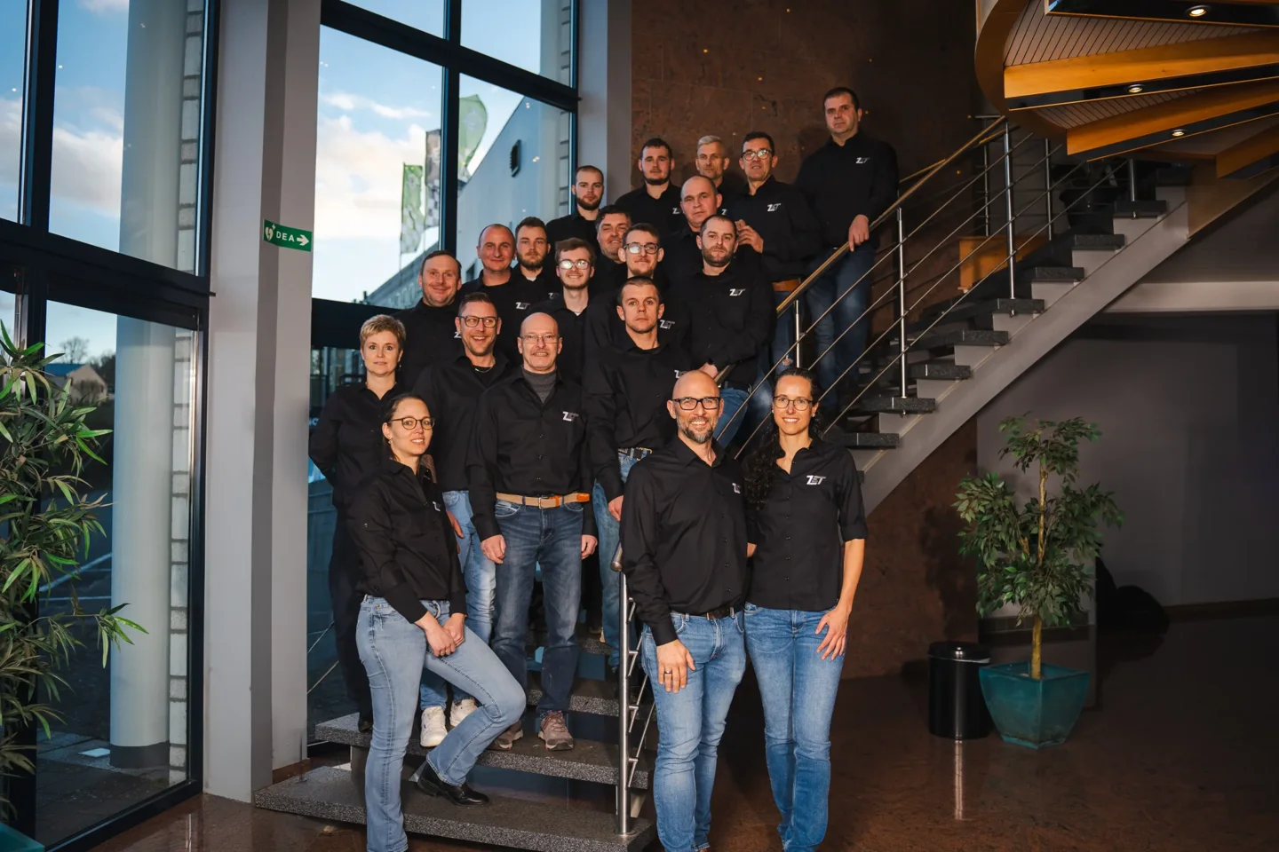 Das ZET-Team auf der Treppe des Firmensitzes in Troisvierges