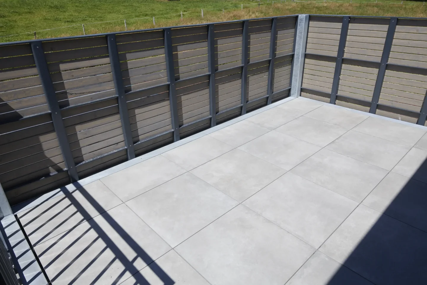 Terrassenplatten aus Feinsteinzeug auf Stelzlagern