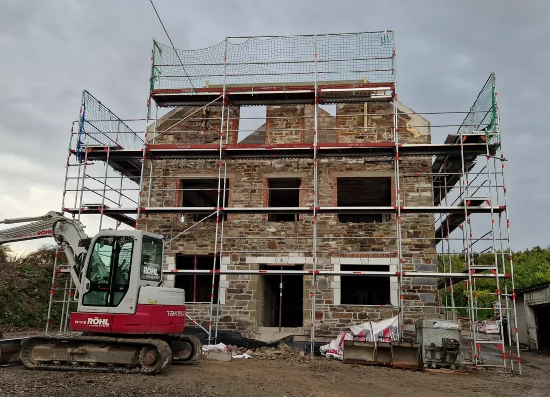Altes Steinbauernhaus im Gerüst während des Umbaus in Rodt