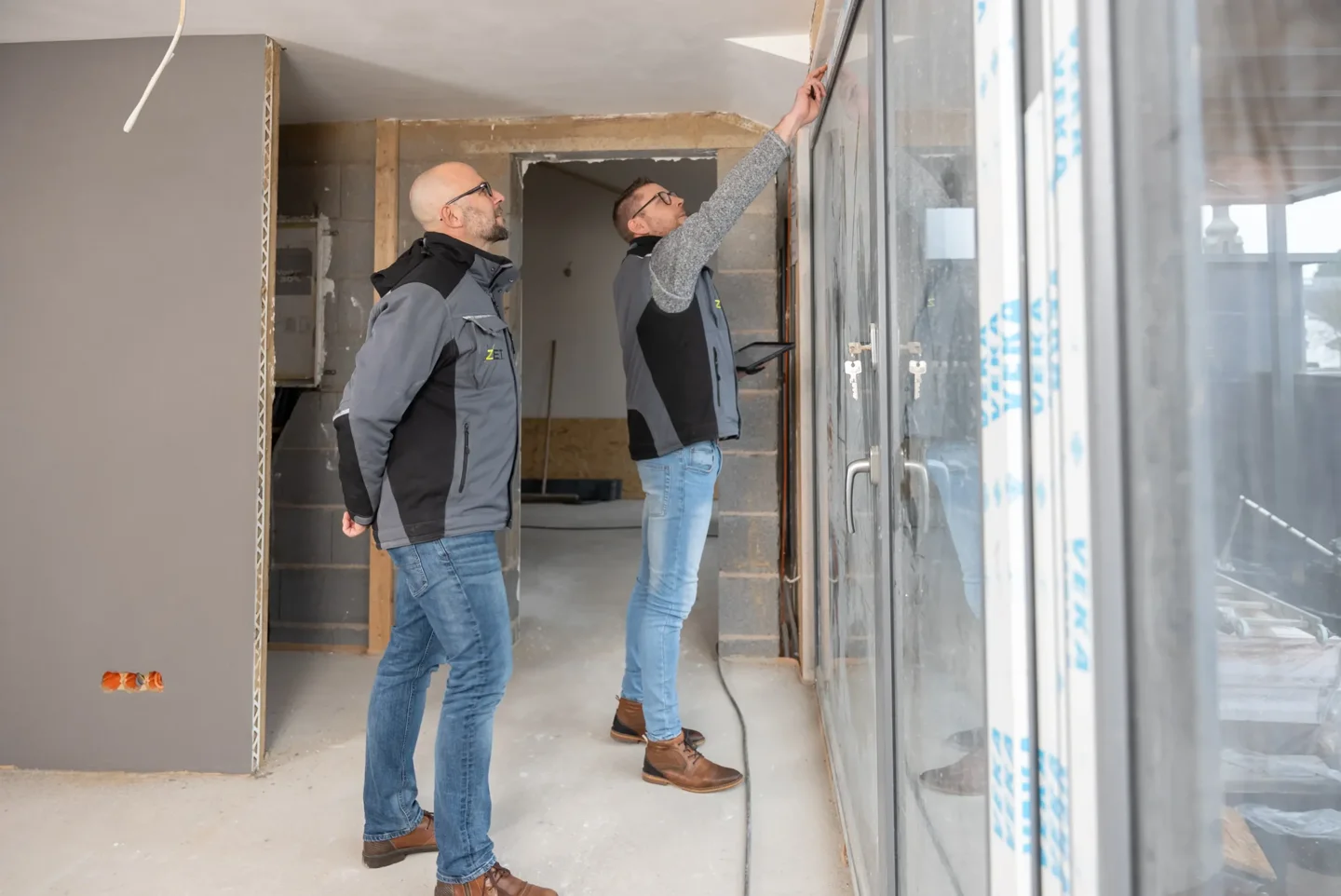 Prüfung einer großformatigen Fliese auf der Baustelle