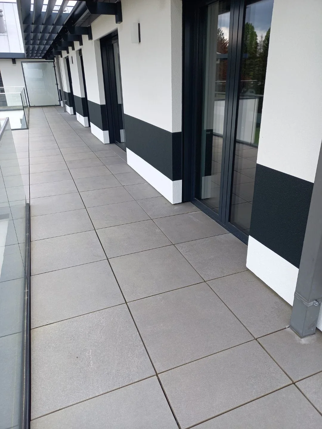 Façade painted in two tones with a traced plinth line