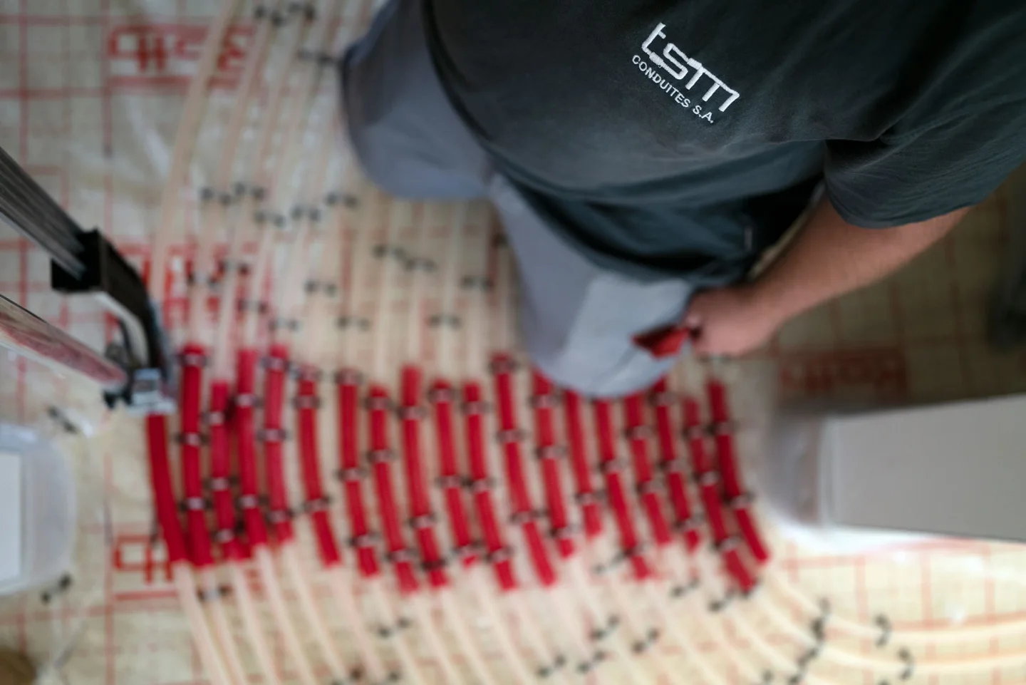 Fixing underfloor heating pipe to the insulation panels