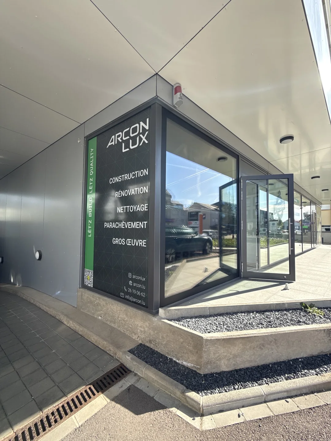Das Arcon-Lux-Büro mit den Leistungen des Unternehmens auf der Glasfassade