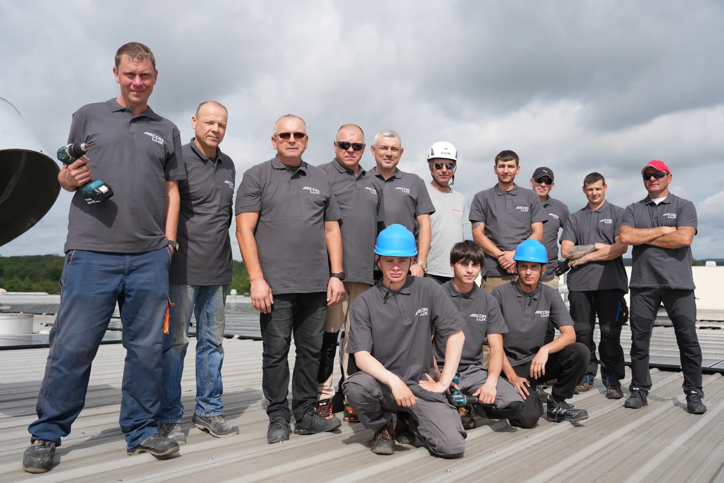 Das Arcon-Lux-Team auf einem Flachdach bei der Installation der Solaranlage in Grevenmacher, 2024