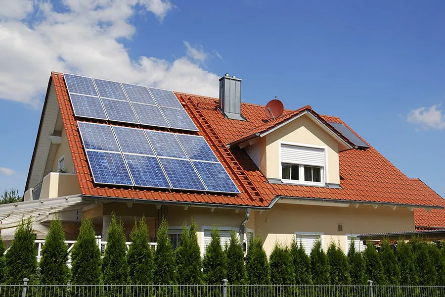 Photovoltaikmoduler op engem Ziegeldach.