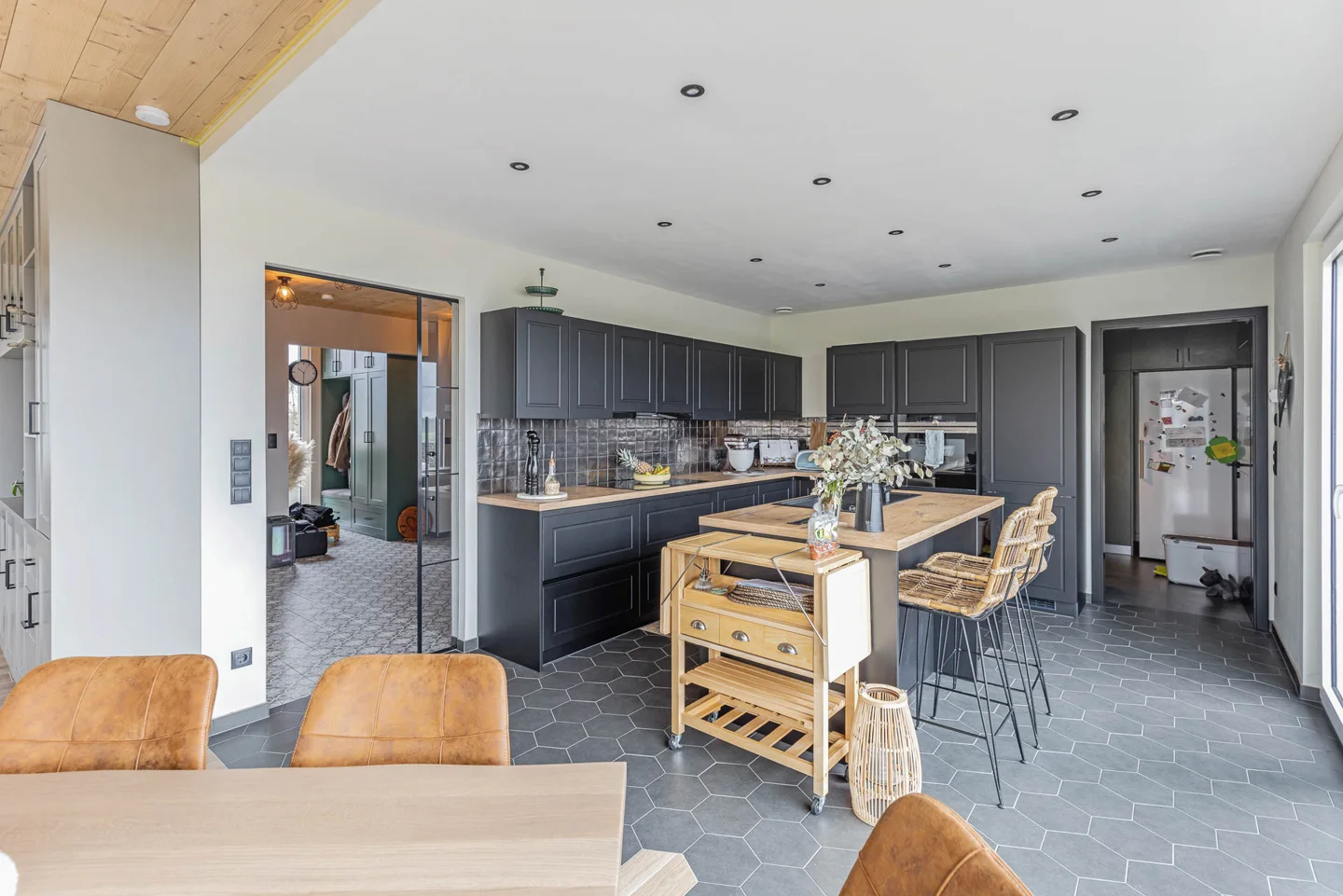 Open-plan kitchen and living space in the Wahlhausen timber house