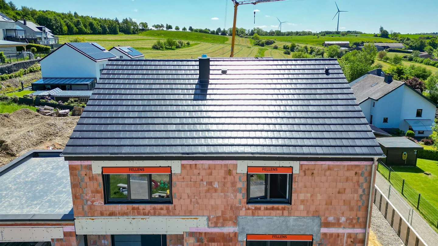 New-build roof: truss, dark tiles and photovoltaic modules by the same team