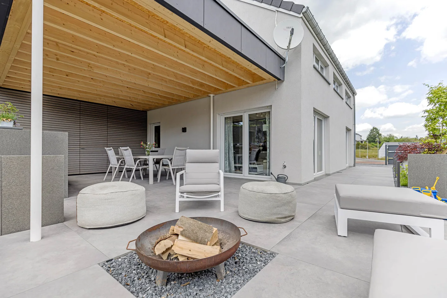 Partly covered terrace with fire pit and outdoor kitchen