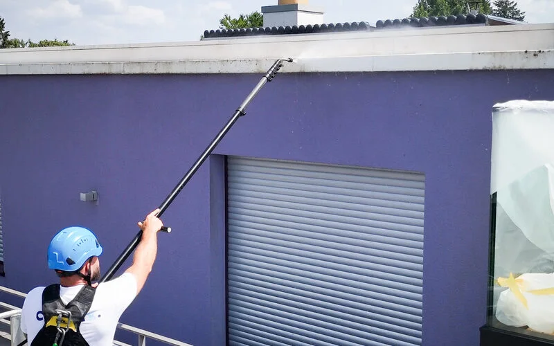 Applying the Cleanix product on a garage façade
