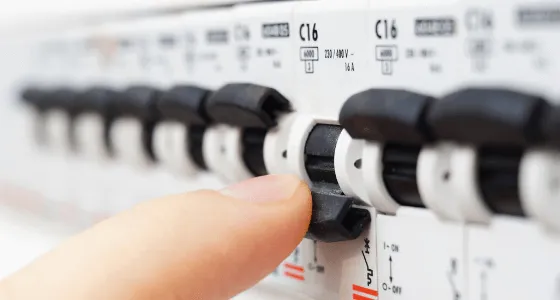 Hand bedéngt eng Rei elektresch Sécherungsautomaten.